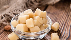 Smakołyk, który się lubi albo omija szerokim łukiem. Dawniej był luksusem