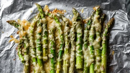 Pyszne zielone szparagi możesz zrobić w piekarniku 