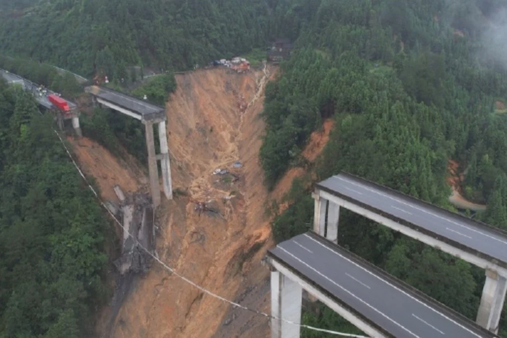 Zerwany prze lawinę błotną wiadukt na drodze ekspresowej łączącej miejscowości Xiamen i Chengdu w chińskiej prowincji Kuejczou Zerwany prze lawinę błotną wiadukt na drodze ekspresowej łączącej miejscowości Xiamen i Chengdu w chińskiej prowincji Kuejczou