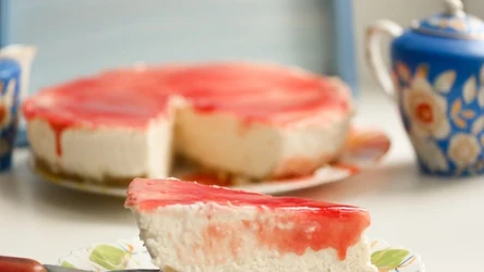 Lekki sernik z truskawką polewą 