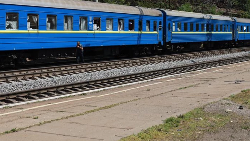 Wybuch rosyjskiego pocisku tuż obok jadącego pociągu pasażerskiego