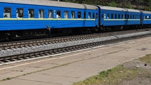 Rosja kontynuuje ostrzał. Rakieta uderzyła w kolej