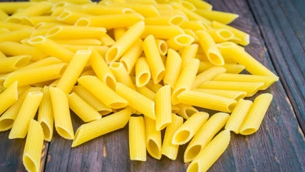 Polacy jedzą na potęgę jasnożółty makaron, a okazuje się, że jest najgorszy. 
