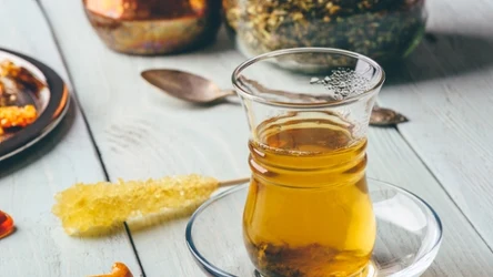 Aromatyczna, gorąca herbata doskonale sprawdza się na upały.