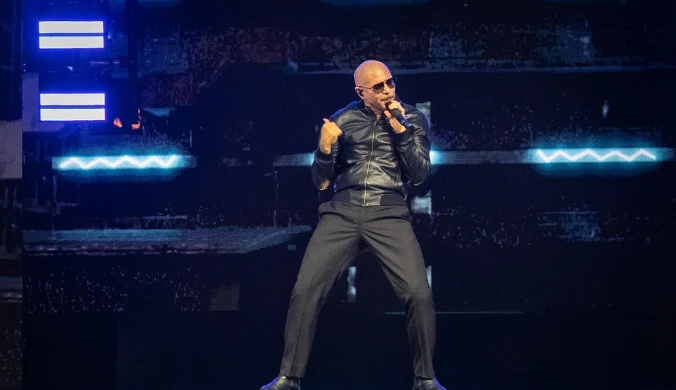Pitbull pilnie strzeże prywatności swoich dzieci. "Nie są jeszcze gotowe"