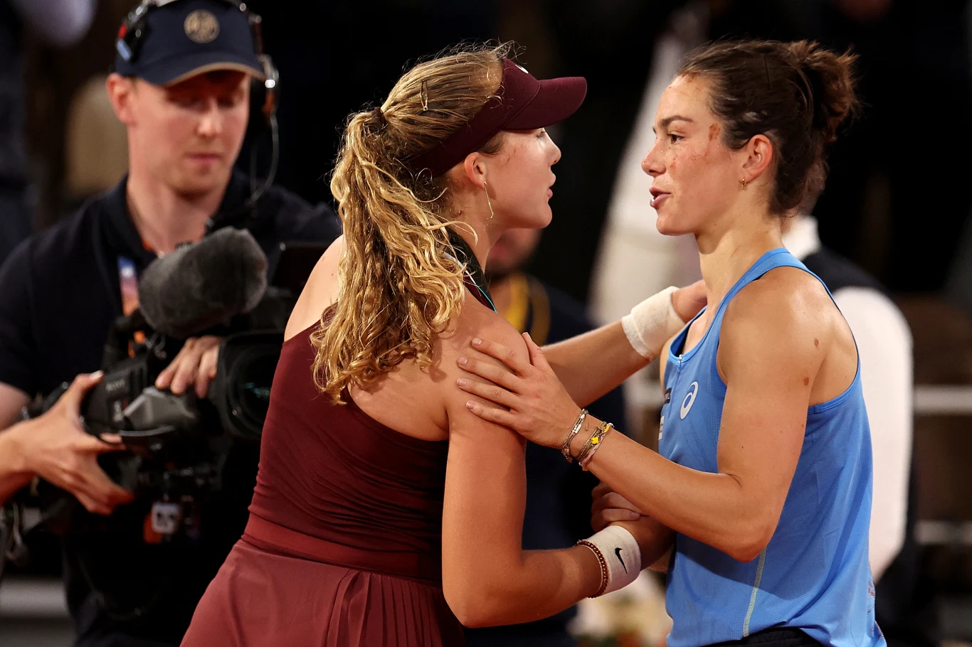 Lois Boisson (z prawej) awansowała do półfinału French Open ogrywając Mirrę Andriejewą. A w Wimbledonie nie zagra, przepadła w kwalifikacjach