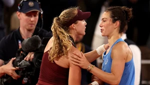 Lois Boisson (z prawej) awansowała do półfinału French Open ogrywając Mirrę Andriejewą. A w Wimbledonie nie zagra, przepadła w kwalifikacjach