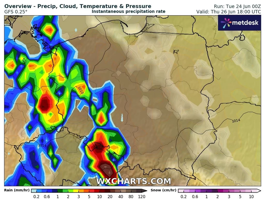 Mapa meteorologiczna Europy Środkowej ukazująca prognozowane intensywne opady deszczu i zachmurzenie, szczególnie nad zachodnią Polską oraz południowymi Niemcami, oznaczone wyraźnymi kolorowymi strefami o różnym natężeniu opadów.