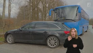 "Stop drogówka": Kierowca autobusu ściął zakręt i uszkodził samochód osobowy