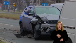 "Stop drogówka": Kierowca Jeepa zniszczył drogowy pylon i zaparkowany samochód