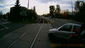 „Stop Drogówka”: Zignorował jadący tramwaj i wjechał prosto na torowisko