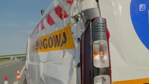 Auto służby drogowej stało na poboczu. Uderzył w nie tir