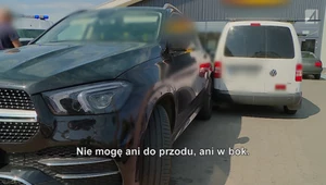 Na zaparkowanego Mercedesa stoczył się Volkswagen
