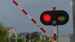 Szlaban na przejeździe kolejowym podnosił się, ale nagle opadł i uszkodził ciągnik