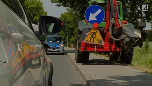 Tak kosił trawę ciągnikiem, że poważnie uszkodził nowe auto
