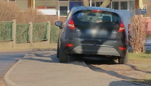 Zaparkowali gdzie popadnie. Wtedy przyjechała policja