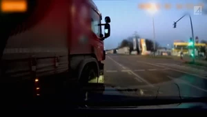 Wjechał w osobówkę, bo jej nie widział. Więc czuje się niewinny