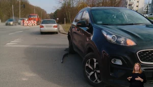 Auto na jednym pasie wpuściło ją przed siebie. Zapomniała o drugim pasie