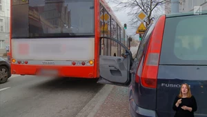 Autobus wyłamał drzwi osobówki. Z czyjej winy?