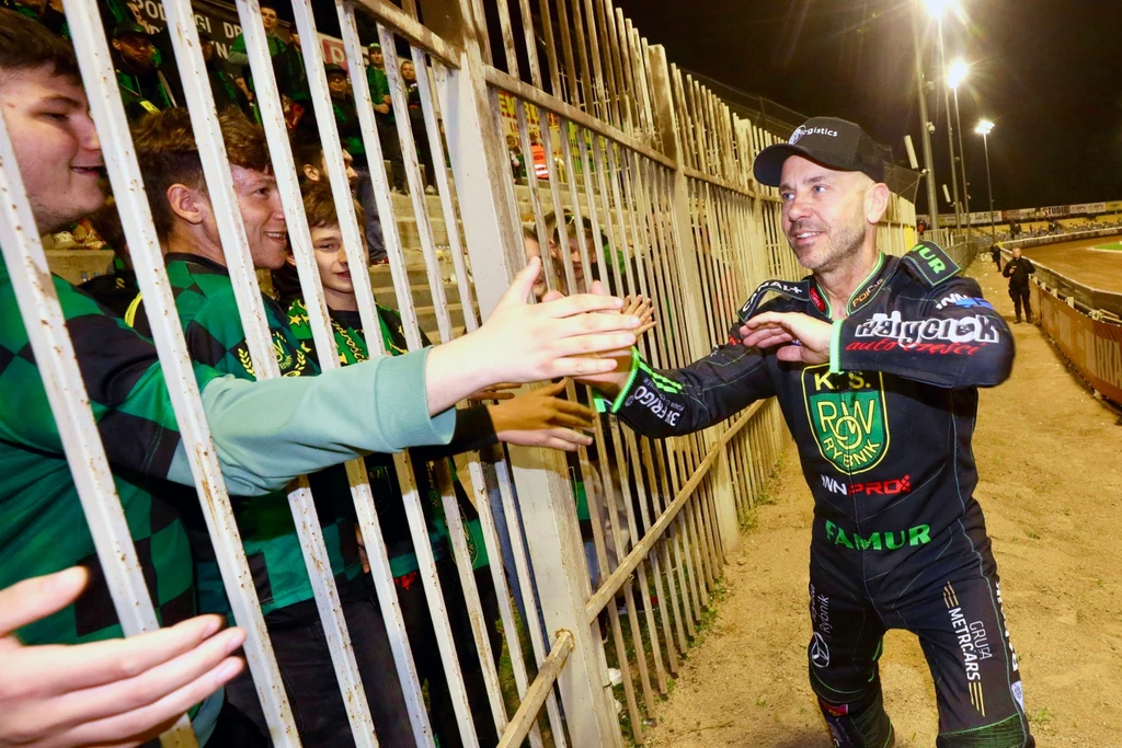 Nicki Pedersen przybija piątki kibicom z Rybnika na wyjeździe w Grudziądzu Nicki Pedersen przybija piątki kibicom z Rybnika na wyjeździe w Grudziądzu