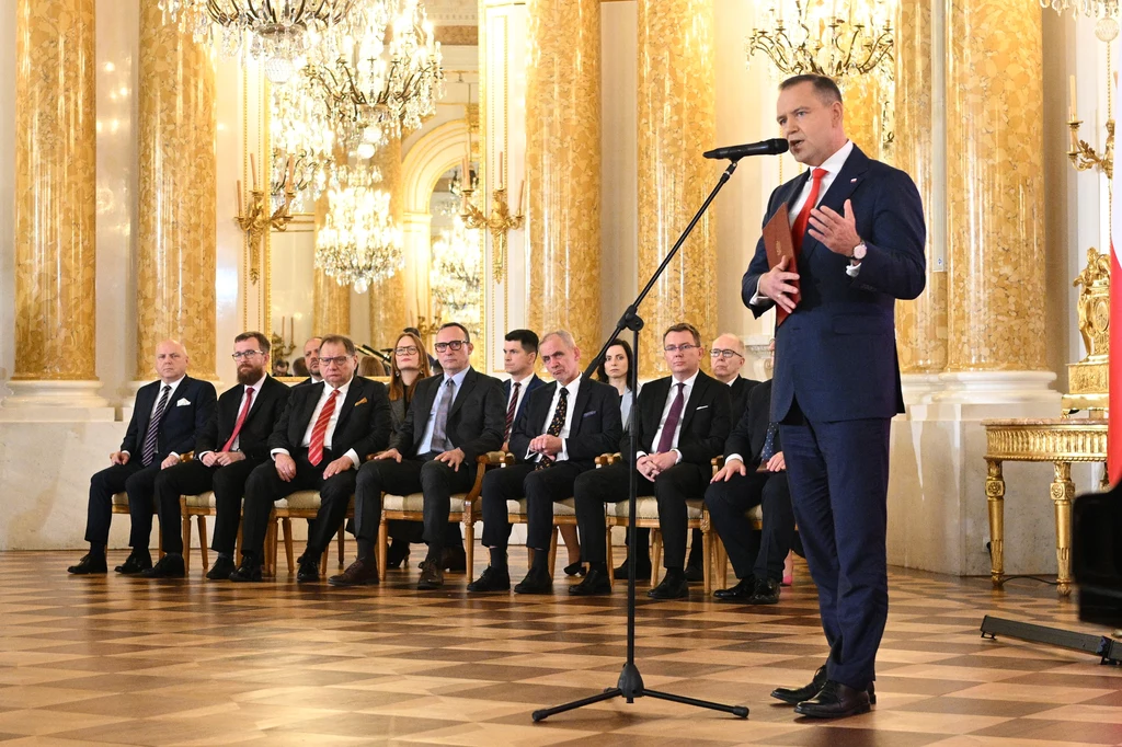 Karol Nawrocki podczas uroczystości wręczenia przez PKW zaświadczenia o wyborze na prezydenta Karol Nawrocki podczas uroczystości wręczenia przez PKW zaświadczenia o wyborze na prezydenta