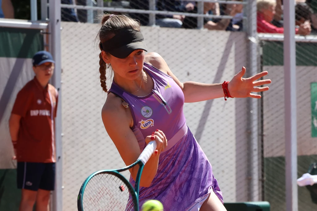 Linda Klimovicova rywalizowała z Ivą Jović o awans do drugiej rundy eliminacji Wimbledonu Linda Klimovicova rywalizowała z Ivą Jović o awans do drugiej rundy eliminacji Wimbledonu