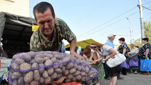 Rosjanie coraz częściej wybierają makaron i chleb zamiast ziemniaków. Powodem są rosnące ceny tych warzyw - donosi "The Moscow Times"