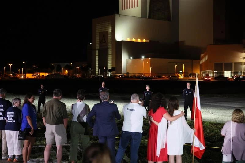 Wzruszający moment pożegnania astronautów przez rodziny Wzruszający moment pożegnania astronautów przez rodziny