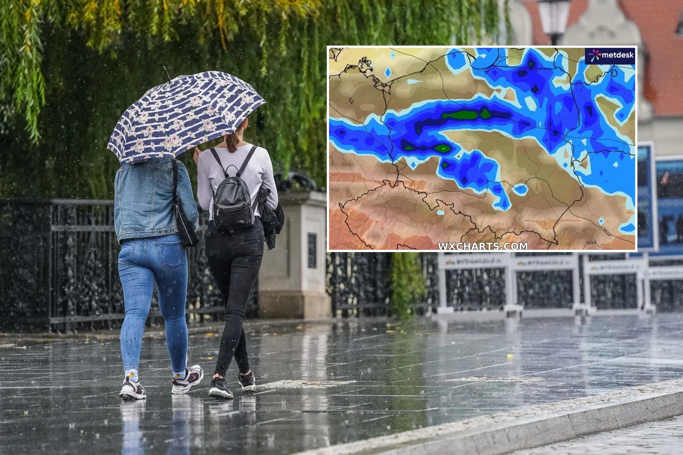 Środa będzie deszczowa i wietrzna w wielu miejscach. Trzeba będzie uważać na burze na północy i północnym wschodzie Dwie osoby idące chodnikiem podczas deszczu z parasolem, mokra nawierzchnia, tło z drzewami i zabudową miejską, w prawym górnym rogu widoczna mapa pogodowa z intensywnymi opadami.
