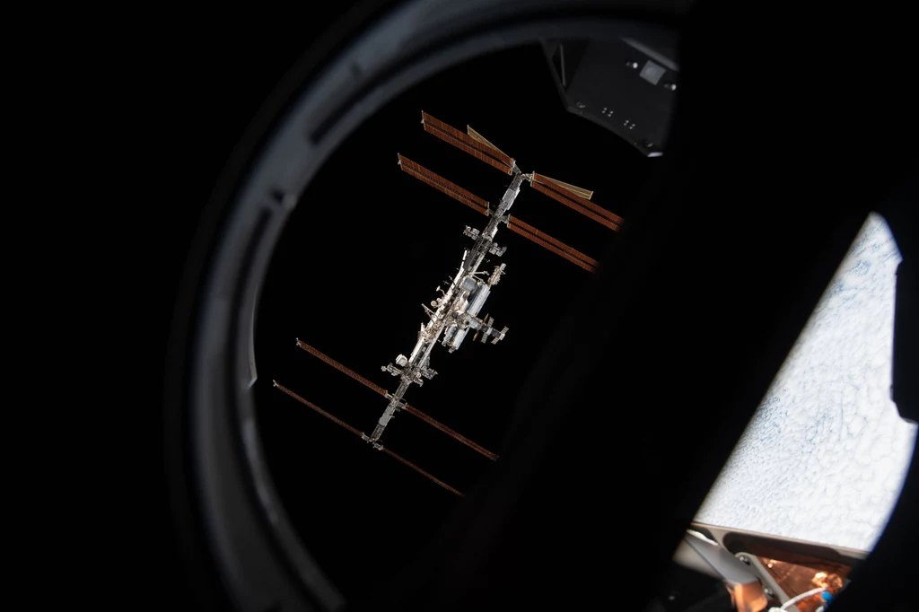 Międzynarodowa stacja kosmiczna ISS - widok z kapsuły Dragon Międzynarodowa stacja kosmiczna ISS - widok z kapsuły Dragon