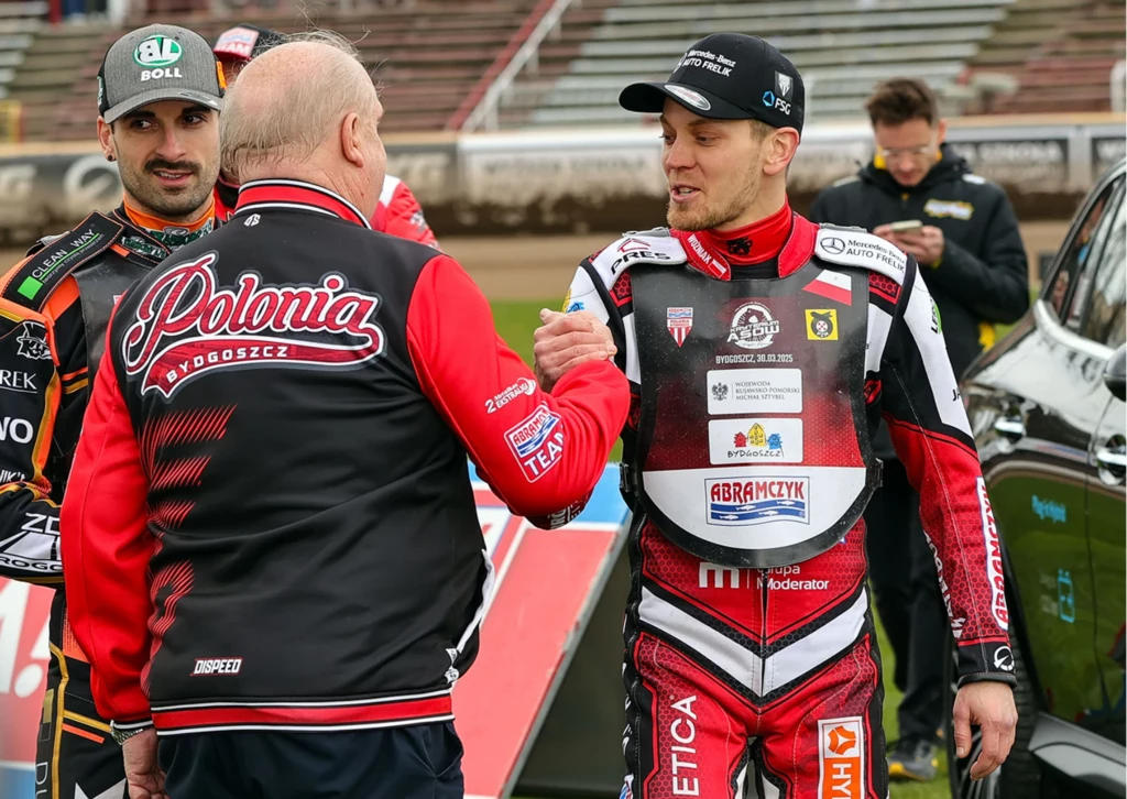 Prezes Jerzy Kanclerz namówił Szymona Woźniaka na powrót, a teraz na pozostanie w Polonii Bydgoszcz. Prezes Jerzy Kanclerz namówił Szymona Woźniaka na powrót, a teraz na pozostanie w Polonii Bydgoszcz.