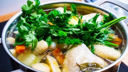 Rosół domowy nabierze innego wymiaru, jeśli przygotujesz go z tego przepisu.