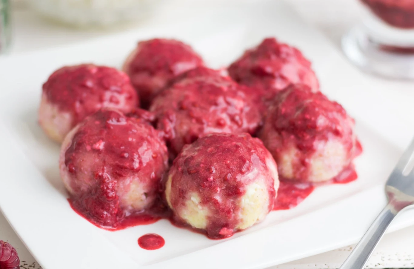 Smaczne kluski owsiane z malinowym sosem to pyszny pomysł na letni obiad Smaczne kluski owsiane z malinowym sosem to pyszny pomysł na letni obiad