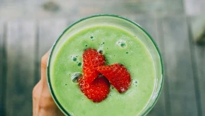 Pij, gdy gromadzisz wodę w organizmie. Pomaga też na wysoki cukier