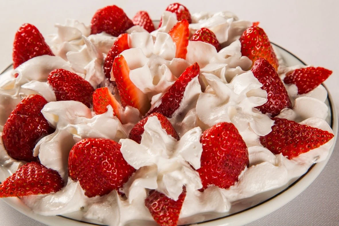 Krem "chantilly" to baza najprostszego deseru na lato z truskawkami