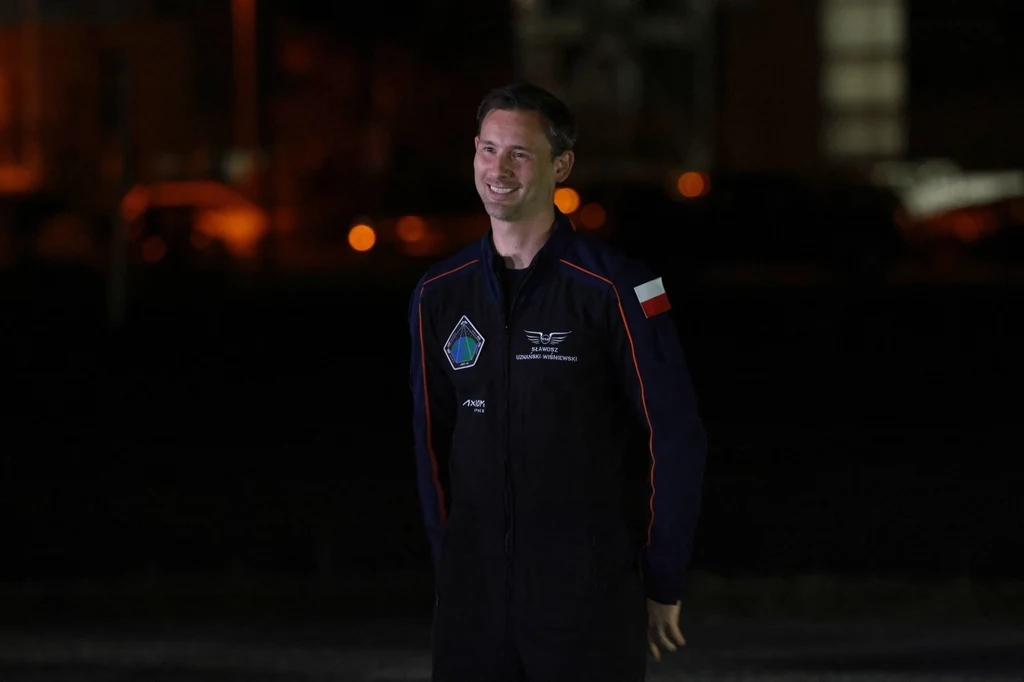 Politycy gratulują Sławoszowi Uznańskiemu-Wiśniewskiemu po starcie w kosmos. Na zdjęciu: Polski astronauta w bazie NASA na Florydzie na dobę przed rozpoczęciem misji kosmicznej Politycy gratulują Sławoszowi Uznańskiemu-Wiśniewskiemu po starcie w kosmos. Na zdjęciu: Polski astronauta w bazie NASA na Florydzie na dobę przed rozpoczęciem misji kosmicznej