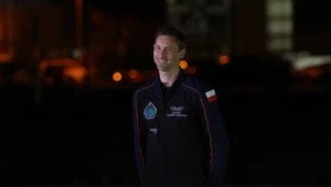 Politycy gratulują Sławoszowi Uznańskiemu-Wiśniewskiemu po starcie w kosmos. Na zdjęciu: Polski astronauta w bazie NASA na Florydzie na dobę przed rozpoczęciem misji kosmicznej