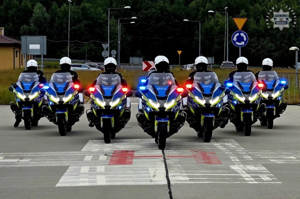 Motocyklowa Asysta Honorowa wykorzystywana jest podczas różnych uroczystości, ale również do ochrony przejazdu VIP w trakcie najważniejszych wydarzeń. Motocyklowa Asysta Honorowa wykorzystywana jest podczas różnych uroczystości, ale również do ochrony przejazdu VIP w trakcie najważniejszych wydarzeń.