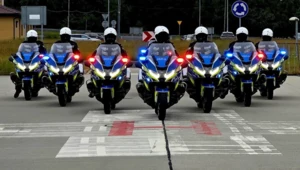 Tak jeżdżą polscy policjanci na motocyklach. Nie mają miejsca na błąd
