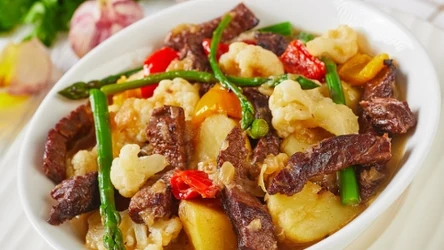 Gulasz świetnie smakuje z dodatkiem letnich warzyw 