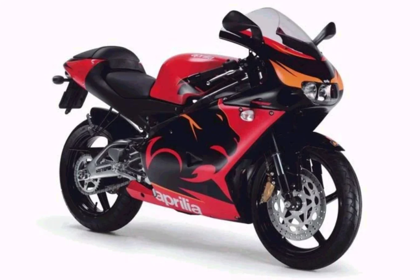 Aprilia RS 125 znacznie dłużej, bo aż do 2006 roku sprzedawana była z dwusuwową jednostką. Sportowy motocykl w czerwono-czarnych barwach z widocznym logo marki aprilila, ozdobiony graficznym motywem płomieni i pantery, ustawiony na białym tle.