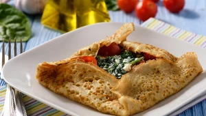 Do naleśników świetnie pasuje szpinakowy farsz z serem feta i pomidorami