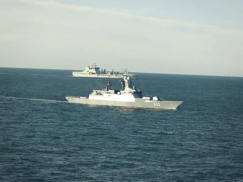 Kanał La Manche. Rosyjska korweta eskortowała dwa tankowce z "floty cieni" Kanał La Manche. Rosyjska korweta eskortowała dwa tankowce z "floty cieni"