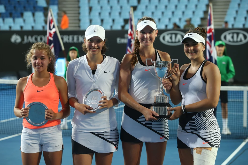 Pamiątkowe zdjęcie po finale AO 2017. Od lewej: Maja Chwalińska, Iga Świątek, Carson Branstine i Bianca Andreescu Pamiątkowe zdjęcie po finale AO 2017. Od lewej: Maja Chwalińska, Iga Świątek, Carson Branstine i Bianca Andreescu