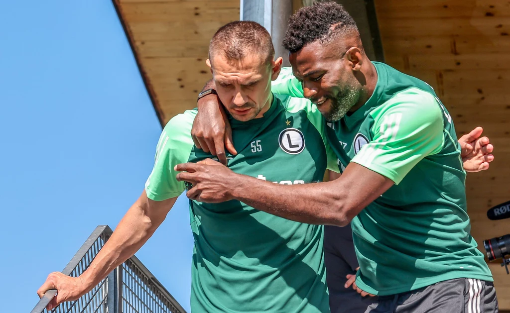 Niewykluczone, że Jean-Pierre Nsame (z prawej, w towarzystwie Artura Jędrzejczyka) zaliczył właśnie "pudło" sezonu Niewykluczone, że Jean-Pierre Nsame (z prawej, w towarzystwie Artura Jędrzejczyka) zaliczył właśnie "pudło" sezonu
