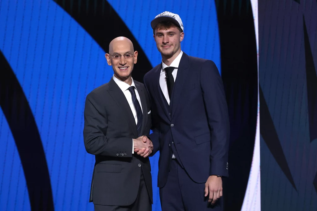Komisarz NBA Adam Silver i Cooper Flagg Komisarz NBA Adam Silver i Cooper Flagg