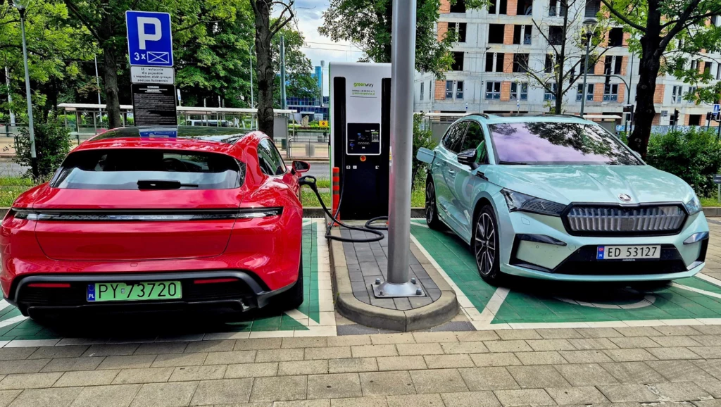 Kierowcy samochodów elektrycznych często ignorują ograniczenie prędkości. Kierowcy samochodów elektrycznych często ignorują ograniczenie prędkości.