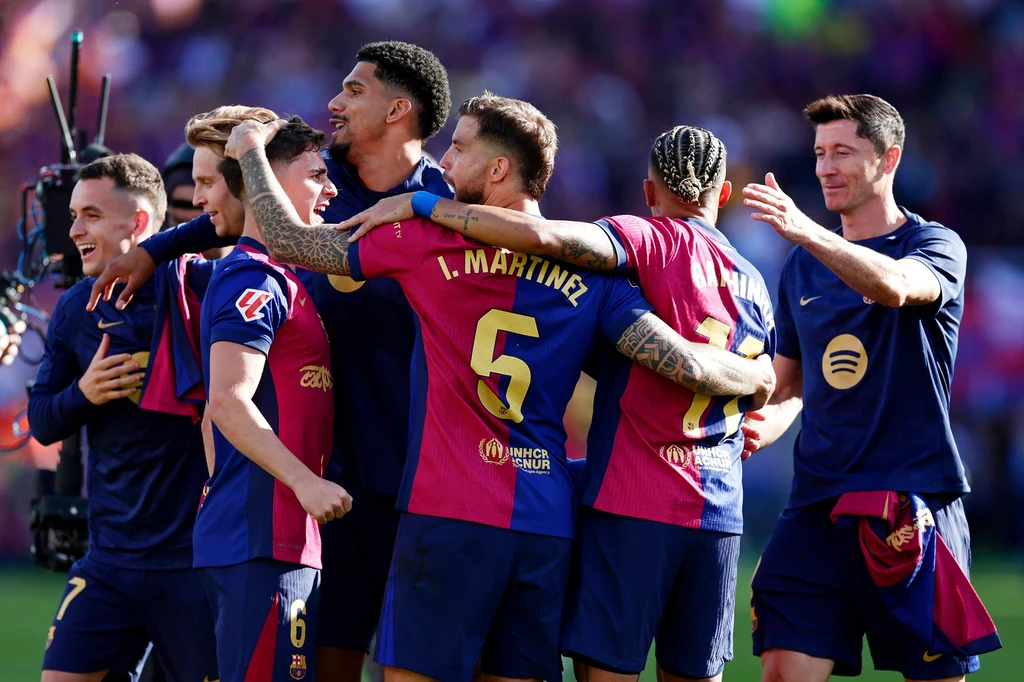 Ronald Araujo (czwarty z lewej) może niebawem opuścić szeregi FC Barcelona Ronald Araujo (czwarty z lewej) może niebawem opuścić szeregi FC Barcelona