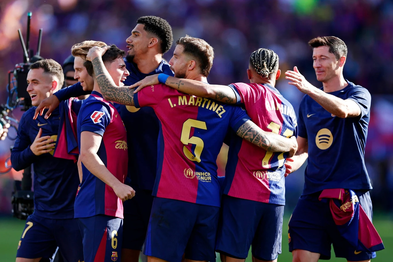 Ronald Araujo (czwarty z lewej) może niebawem opuścić szeregi FC Barcelona Ronald Araujo (czwarty z lewej) może niebawem opuścić szeregi FC Barcelona