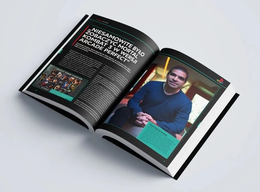 "Kompendium PSX" Otwarty magazyn prezentujący artykuł na ciemnym tle z ilustracją ekranów gry Mortal Kombat oraz zdjęciem mężczyzny w niebieskim swetrze siedzącego ze skrzyżowanymi rękami.